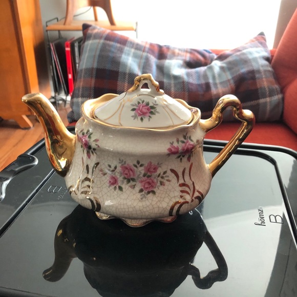 Vintage floral teapot 🫖